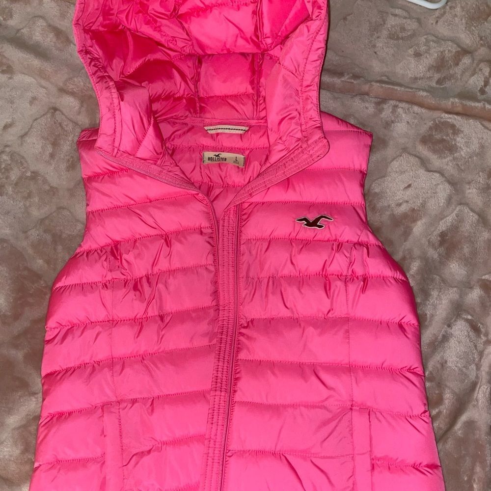 HOLLISTER pink puffer vest with hood Size L. It is NWOT.